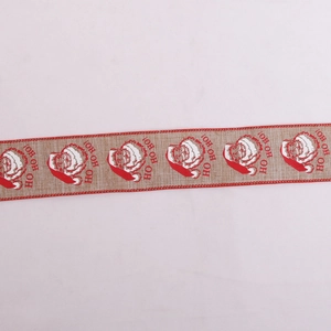 Dettaglio nastro natalizio in lino beige con stampa Babbo Natale HO HO HO e bordi rossi