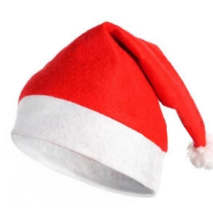 Gros plan du bonnet de Noël rouge avec bordure en peluche blanche et pompon