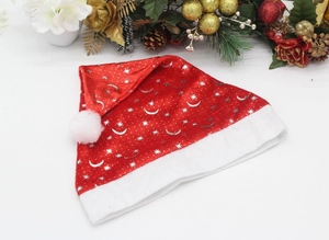 Détail du bonnet de Noël rouge avec motifs d'étoiles et de lune argentées et bordure en fourrure