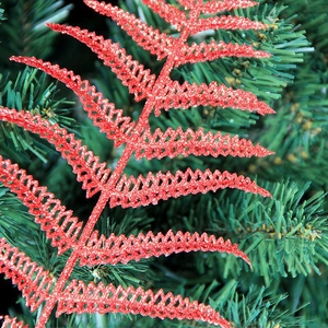 Macro di foglie di felce rosse con glitter per decorazione festiva dell'albero