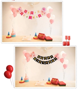Dettaglio di festoni Happy Birthday rosa e neri con palloncini e cappelli da festa