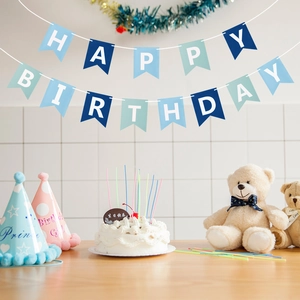 Set di striscioni Happy Birthday blu e bianchi con cappellini da festa e torta decorata