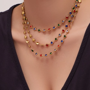 Dreilagige goldene Edelstahlkette mit bunten Zirkonia-Steinen an einem Model