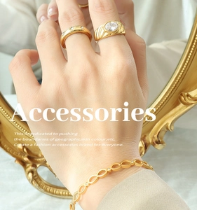 Vue détaillée du bracelet et des bagues plaqués or 18 carats avec accents en zircon