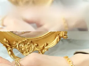 Mannequin portant un bracelet doré en huit avec zircons et une bague chaîne sobre