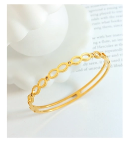 Détail d'un bracelet jonc doré infini orné de zircons cubiques étincelants