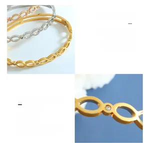 Détail de bracelets en acier titane plaqué or 18 carats avec zircon en trois couleurs