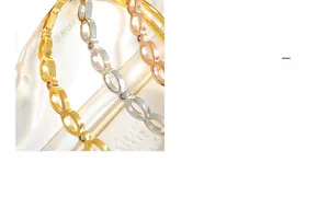 Macro de trois bracelets géométriques ajourés en finitions or, argent et or rose poli