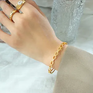Ensemble bracelet et bagues minimalistes en acier inoxydable plaqué or 18k avec zircons