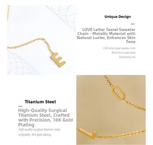 Dettaglio delle lettere LOVE in acciaio al titanio placcato oro 18K su una collana nappa