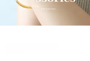 Dettaglio del bracciale rigido a nodo minimalista in acciaio titanio placcato oro 18K