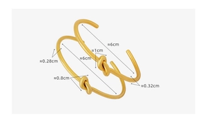 Vista dettagliata del bracciale rigido dorato a nodo con misure espresse in cm