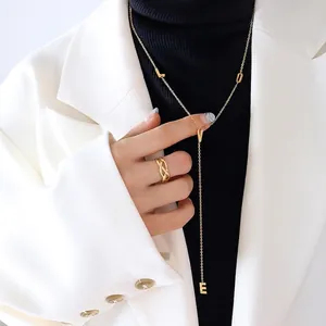 Collana dorata a Y con lettere LOVE e pendente a nappa dallo stile raffinato