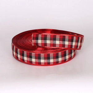 Détail du ruban de Noël à carreaux rouges et noirs avec bords câblés de qualité
