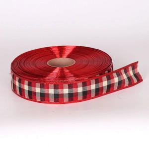Détail du ruban écossais rouge et noir avec bordure métallique rouge sur un rouleau papier