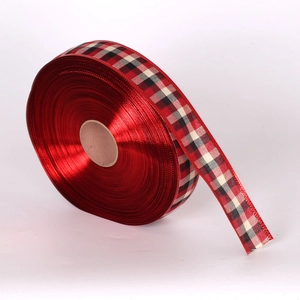 Détail de ruban écossais rouge métallisé avec bords cousus pour décoration de Noël DIY