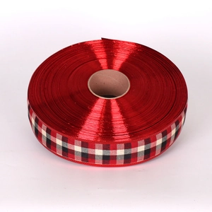 Gros plan sur ruban de Noël rouge métallique avec bordure à carreaux rouges et noirs classiques