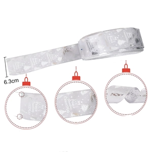 Wit kerstlint 6,3 cm breed met zilveren Joy Peace belettering voor kerstboomdecoratie