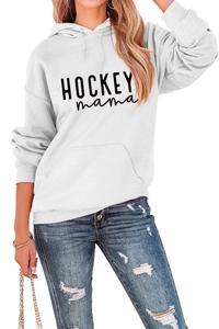 Détail d'un sweat à capuche blanc Hockey Mama avec cordon de serrage et poche kangourou