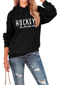 Gros plan détaillé de l'imprimé blanc Hockey mama sur le tissu du sweat à capuche noir