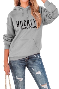 Détail du sweat à capuche gris avec imprimé noir Hockey mama et poche kangourou