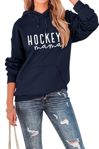Détail du sweat à capuche bleu marine imprimé HOCKEY mama avec un jean denim déchiré