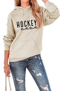 Détail d'un sweat à capuche beige avec imprimé Hockey mama et poche kangourou avant