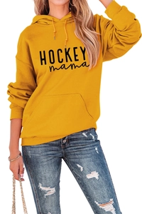 Détail du sweat à capuche jaune gingembre Hockey Mama avec poche kangourou et style casual