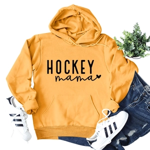 Détail du sweat à capuche Hockey Mama jaune vif avec imprimé cœur sur fond blanc