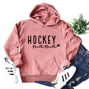Sweat à capuche rose Hockey Mama avec lettrage noir présenté dans un look décontracté