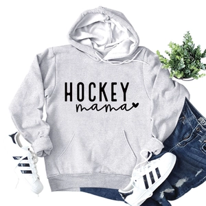 Détail du sweat à capuche gris clair avec imprimé Hockey mama et poche kangourou
