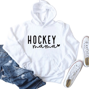 Détail du sweat à capuche blanc imprimé Hockey Mama avec cordon et texture en coton doux