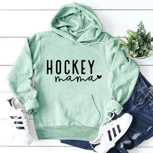 Détail du sweat à capuche Hockey Mama vert menthe avec imprimé cœur sur fond bois