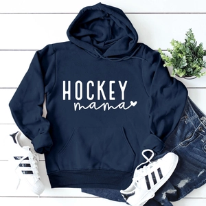 Mise à plat du sweat à capuche marine Hockey Mama avec baskets et jean bleu déchiré