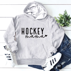 Mise à plat d'un sweat gris Hockey mama avec poche kangourou et jean délavé