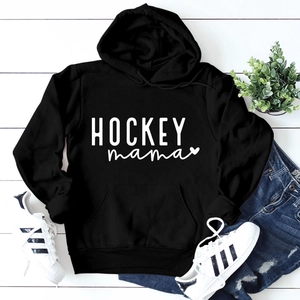 Détail du sweat à capuche noir Hockey Mama avec motif graphique blanc imprimé