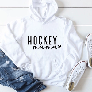 Mise à plat d'un sweat à capuche blanc Hockey Mama avec jean et baskets en toile