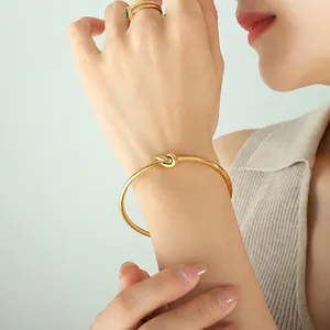 Bracciale rigido minimalista placcato oro 18 carati con nodo e design aperto da donna