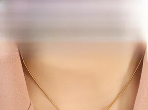 Poliertes Schlangenkette-Halskette mit 18K Goldbeschichtung, am Model elegant präsentiert