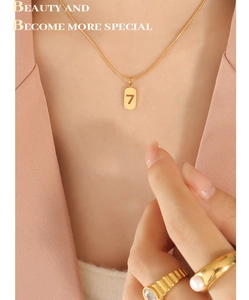 Detail der 18K vergoldeten Schlangenkette mit Anhänger Nr. 7 und Perlenringen