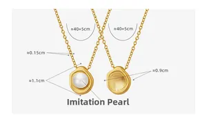 Detail van 18K vergulde schelpenketting met imitatieparel en verstelbare kruisketting