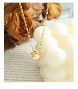 Detail van de 18K vergulde ketting met witte parelhanger en fijne schakelketting