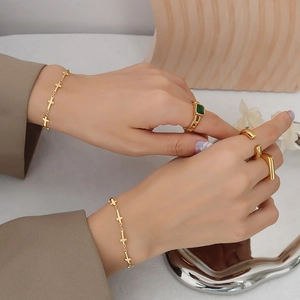 Bracelet Chaîne Croix Minimaliste Plaqué Or 18 Carats Acier Titane Design Géométrique Bijoux Tendance Pour Femmes