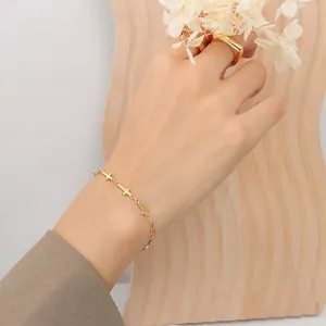 Bracelet en acier titane plaqué or 18K avec breloques croix géométriques minimalistes
