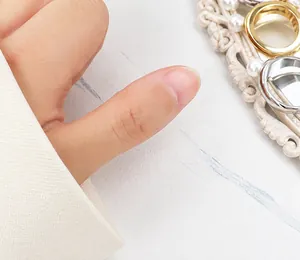 Detail der französischen Weizenähren-Halskette mit Perlen und eleganter Goldoberfläche