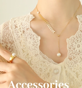 Französisches Vintage Goldperlen Halsketten und Ring Set an Model mit Spitzenkleid