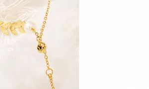 Details von Goldblatt-Schnitzerei und weißer Perle auf französischem Halsketten-Set