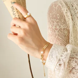 Parure de bijoux en perles dorées avec bracelet feuille de blé et bague en perle