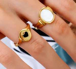 Detailopname van een model met gelaagde 18K vergulde titanium ketting en diverse ringen