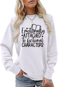 Detailansicht des Emotionally Attached Textes und Buchdrucks auf weißem Sweatshirt